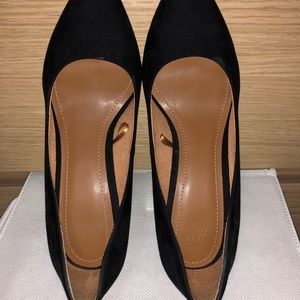 Black pumps pointed toes heels